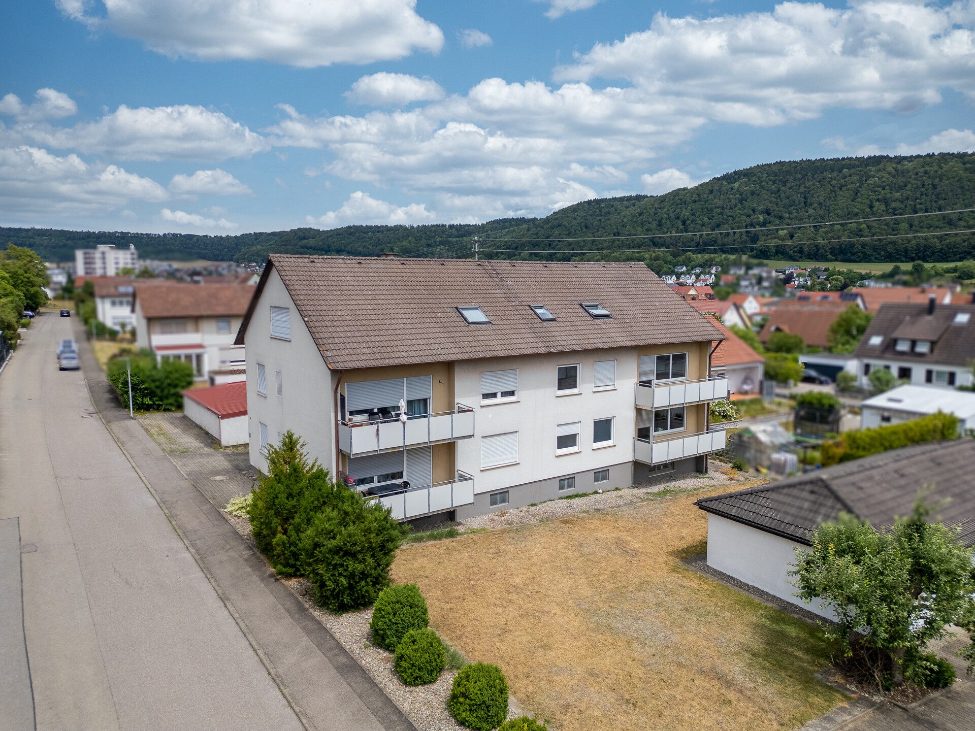 Immobilienangebot - Rietheim-Weilheim - Häuser - 6 Wohnungen. Massivbau. Südwest-Loggien. – Renditestarkes Mehrfamilienhaus in Rietheim-Weilheim