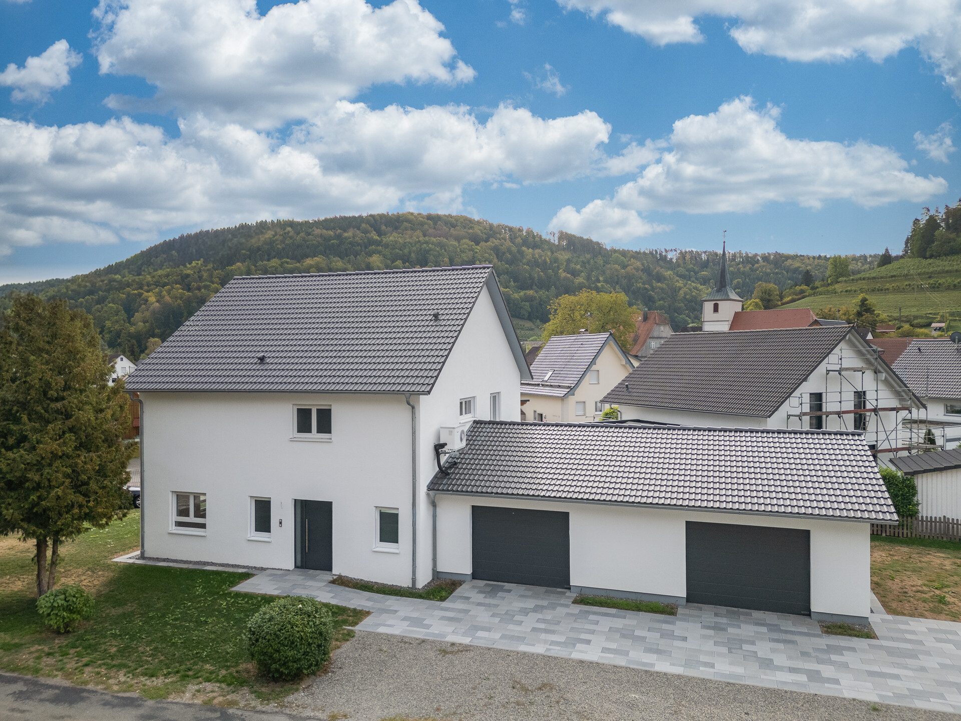 Immobilienangebot - Sulz am Neckar / Hopfau - Häuser - Neubau-Einfamilienhaus in Sulz-Hopfau – 173 m², Energieklasse A+, zwei Garagen, Erstbezug