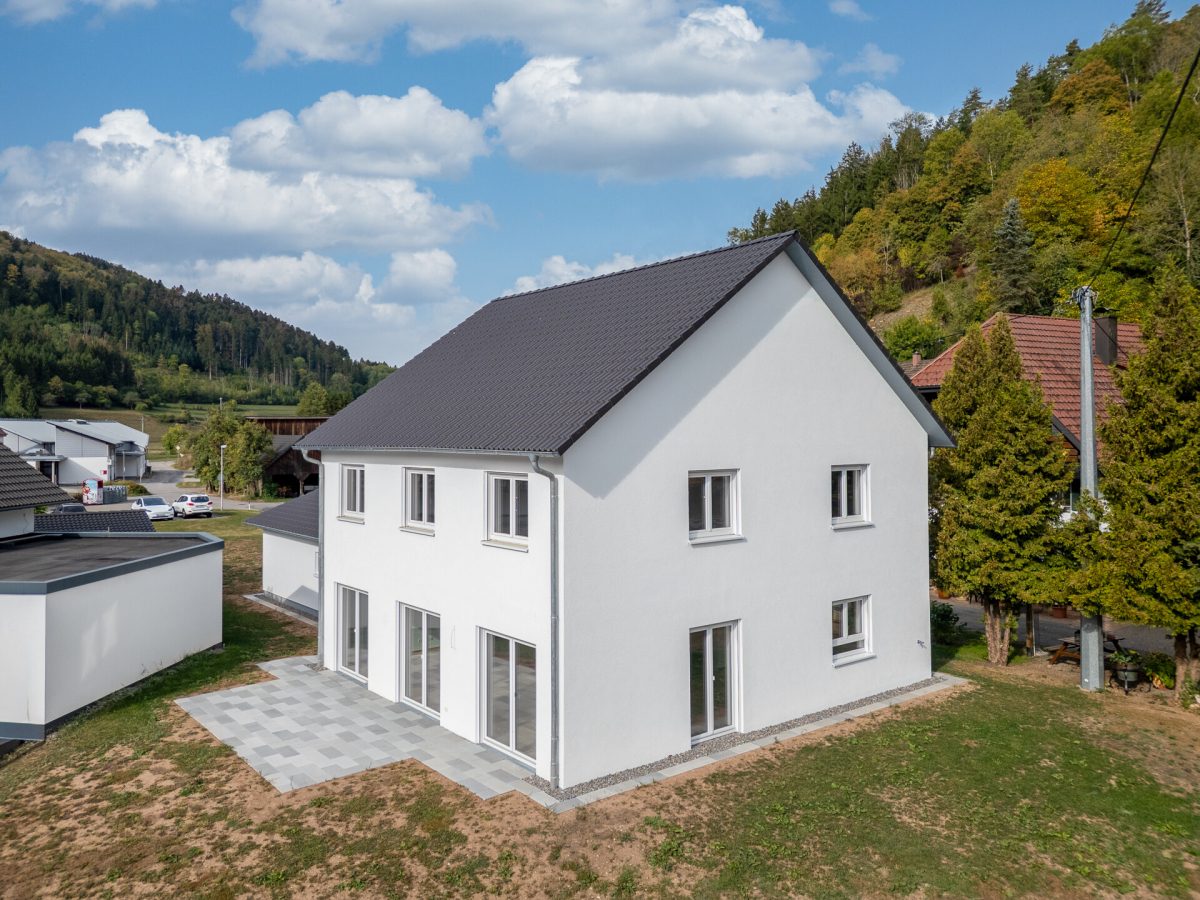 Immobilienangebot - Sulz am Neckar / Hopfau - Häuser - Neubau-Einfamilienhaus in Sulz-Hopfau – 173 m², Energieklasse A+, zwei Garagen, Erstbezug