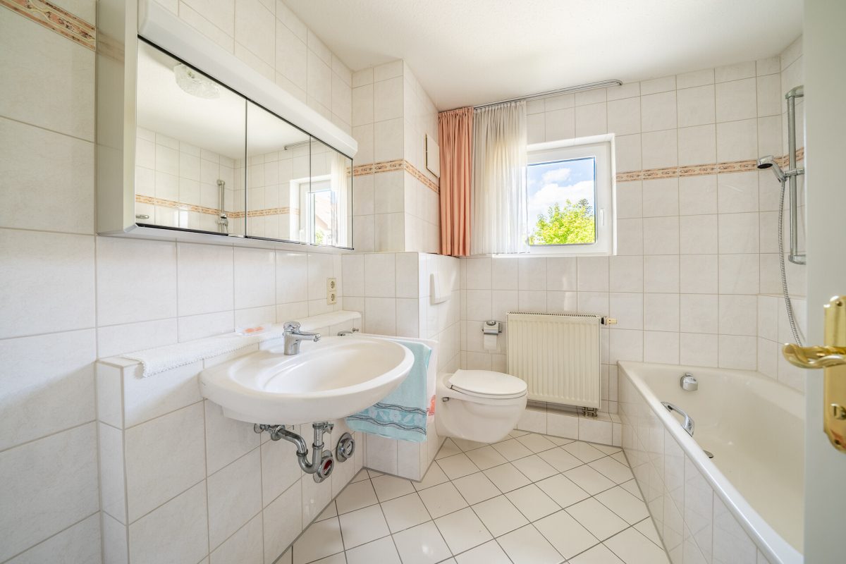 Immobilienangebot - Königsfeld - Wohnungen - Großzügige 2-Zimmerwohnung mit TG-Stellplatz in ruhiger, naturnaher Lage