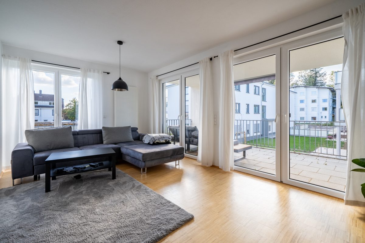Immobilienangebot - Königsfeld im Schwarzwald - Wohnungen - 2,5-Zimmer-Eigentumswohnung mit überdachtem Balkon und Tiefgaragenstellplatz in zentraler Lage.