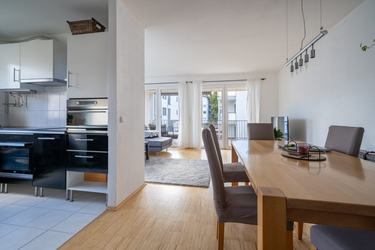 Immobilienangebot - Königsfeld im Schwarzwald - Wohnungen - 2,5-Zimmer-Eigentumswohnung mit überdachtem Balkon und Tiefgaragenstellplatz in zentraler Lage.