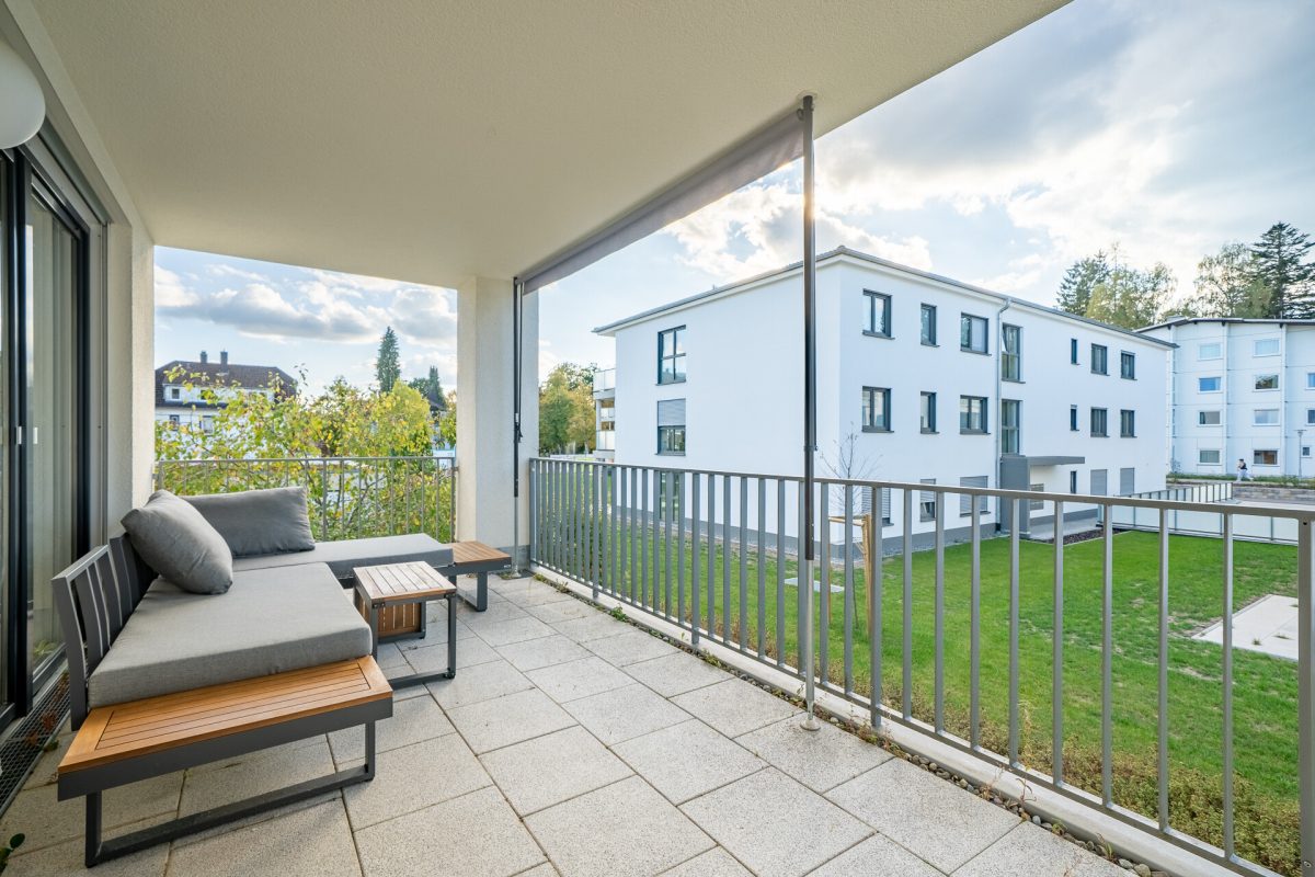 Immobilienangebot - Königsfeld im Schwarzwald - Wohnungen - 2,5-Zimmer-Eigentumswohnung mit überdachtem Balkon und Tiefgaragenstellplatz in zentraler Lage.