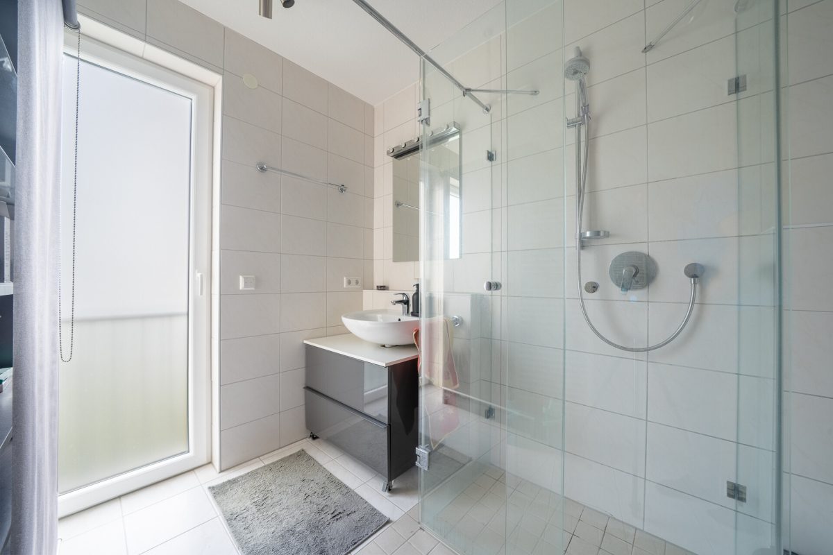 Immobilienangebot - Königsfeld im Schwarzwald - Wohnungen - 2,5-Zimmer-Eigentumswohnung mit überdachtem Balkon und Tiefgaragenstellplatz in zentraler Lage.