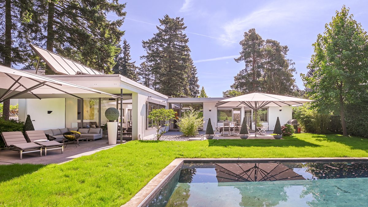 Immobilienangebot - Karlsruhe / Waldstadt - Wohnen & Anlage - Einziehen, wohlfühlen und gut gehen lassen: Moderner Komfort-Bungalow im beliebten Villenviertel