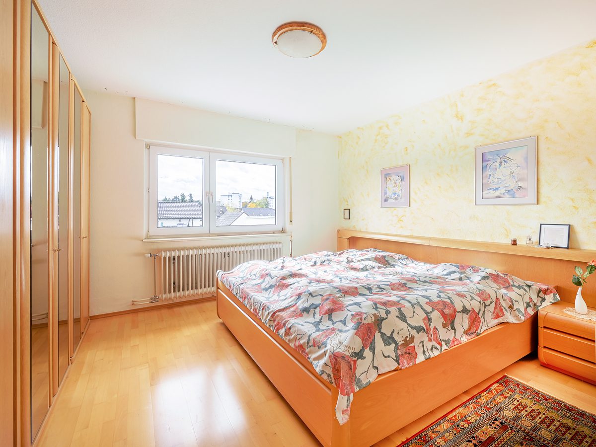 Schlafzimmer Immobilienangebot - Waldbronn / Reichenbach - Wohnen & Anlage - Wohlfühlen auf mehreren Etagen: Charmantes Einfamilienhaus mit Terrasse, Garten und Garage!