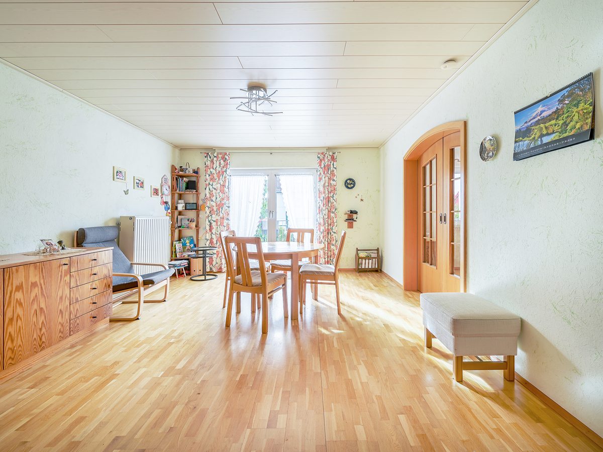 Wohn- und Esszimmer Immobilienangebot - Waldbronn / Reichenbach - Wohnen & Anlage - Wohlfühlen auf mehreren Etagen: Charmantes Einfamilienhaus mit Terrasse, Garten und Garage!