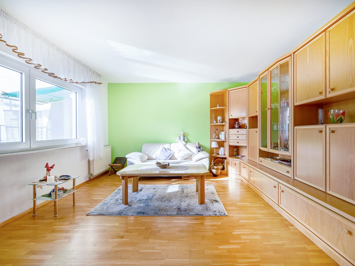 Wohnzimmer Immobilienangebot - Waldbronn / Reichenbach - Wohnen & Anlage - Wohlfühlen auf mehreren Etagen: Charmantes Einfamilienhaus mit Terrasse, Garten und Garage!