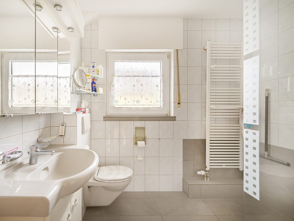 Badezimmer Immobilienangebot - Waldbronn / Reichenbach - Wohnen & Anlage - Wohlfühlen auf mehreren Etagen: Charmantes Einfamilienhaus mit Terrasse, Garten und Garage!