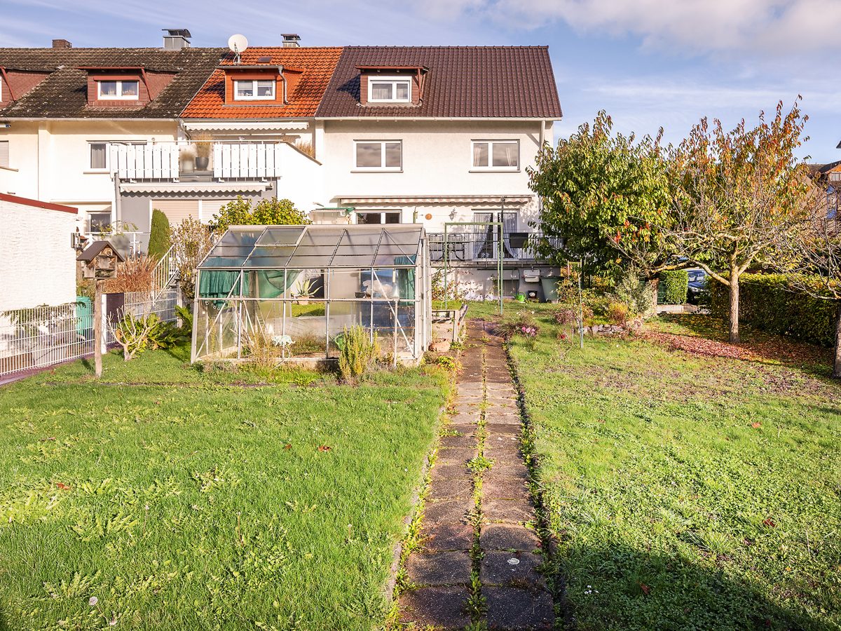 Ansicht vom Garten Immobilienangebot - Waldbronn / Reichenbach - Wohnen & Anlage - Wohlfühlen auf mehreren Etagen: Charmantes Einfamilienhaus mit Terrasse, Garten und Garage!