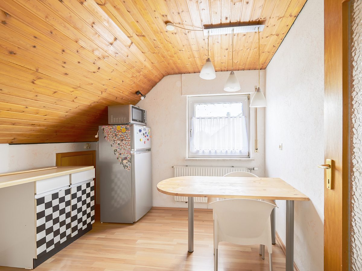 Küche DG Immobilienangebot - Waldbronn / Reichenbach - Wohnen & Anlage - Wohlfühlen auf mehreren Etagen: Charmantes Einfamilienhaus mit Terrasse, Garten und Garage!