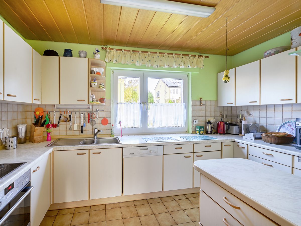 Küche Immobilienangebot - Waldbronn / Reichenbach - Wohnen & Anlage - Wohlfühlen auf mehreren Etagen: Charmantes Einfamilienhaus mit Terrasse, Garten und Garage!