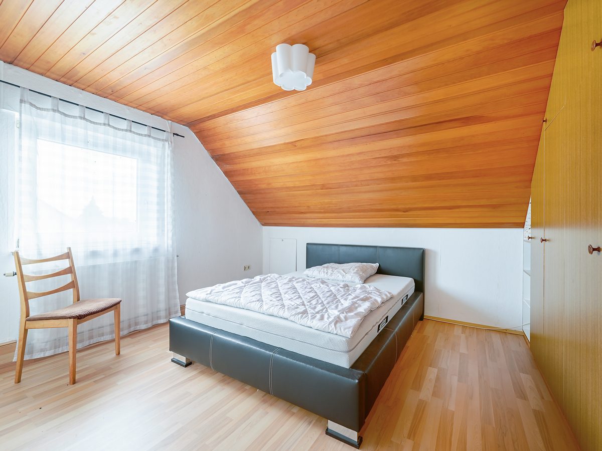 Schlafzimmer DG Immobilienangebot - Waldbronn / Reichenbach - Wohnen & Anlage - Wohlfühlen auf mehreren Etagen: Charmantes Einfamilienhaus mit Terrasse, Garten und Garage!