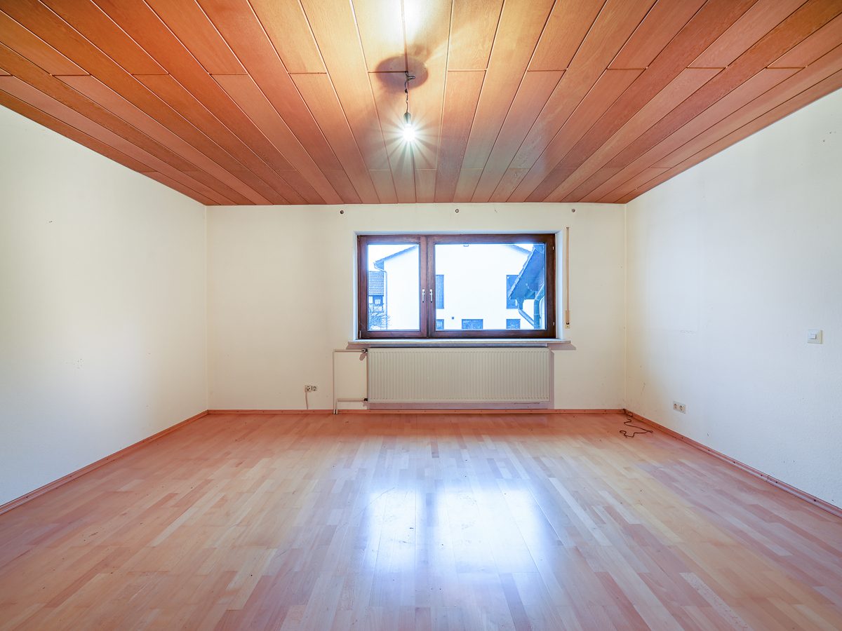 Zimmer im 1 OG Immobilienangebot - Marxzell / Burbach - Wohnen & Anlage - Sanierungsobjekt mit Potential: Zweifamilienhaus, großes Grundstück und viel Platz für Handwerk