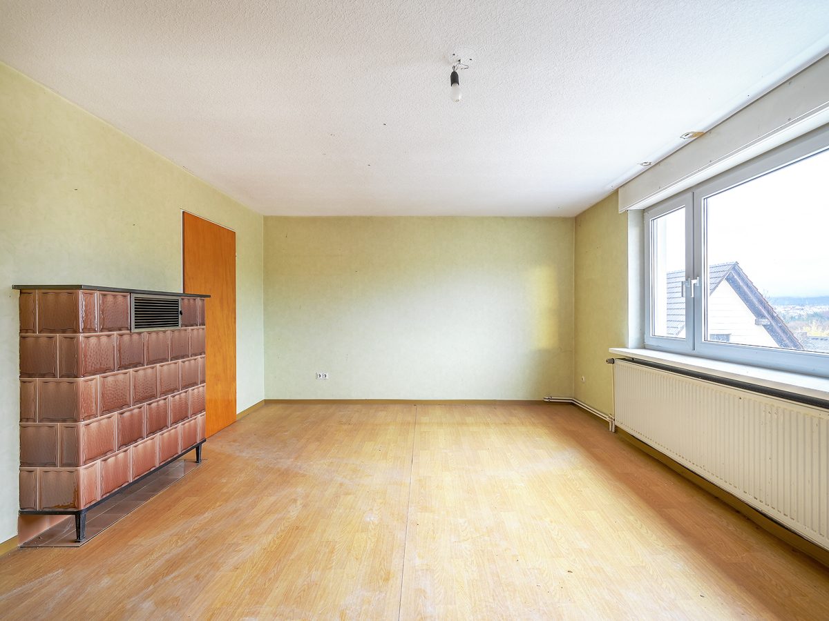 Zimmer 2 im OG Immobilienangebot - Marxzell / Burbach - Wohnen & Anlage - Sanierungsobjekt mit Potential: Zweifamilienhaus, großes Grundstück und viel Platz für Handwerk
