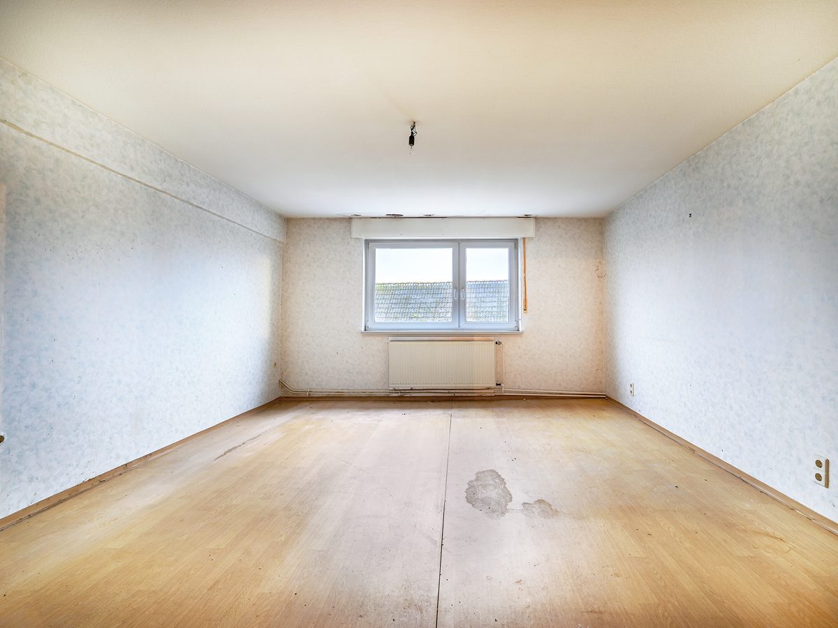 Zimmer 3 im OG Immobilienangebot - Marxzell / Burbach - Wohnen & Anlage - Sanierungsobjekt mit Potential: Zweifamilienhaus, großes Grundstück und viel Platz für Handwerk