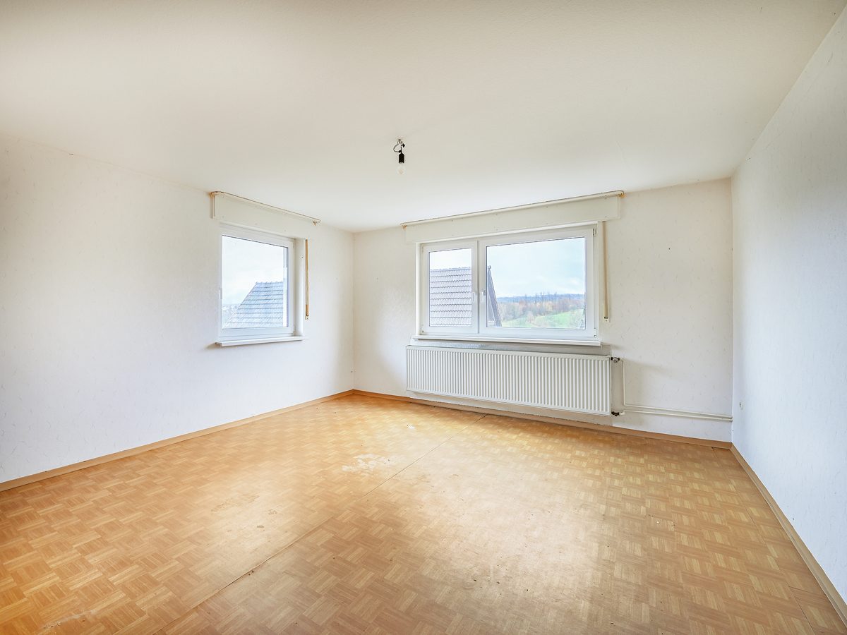 Zimmer 4 im OG Immobilienangebot - Marxzell / Burbach - Wohnen & Anlage - Sanierungsobjekt mit Potential: Zweifamilienhaus, großes Grundstück und viel Platz für Handwerk