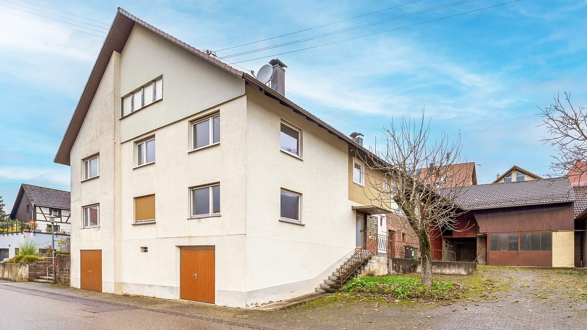 Ihr neues Zuhause Immobilienangebot - Marxzell / Burbach - Wohnen & Anlage - Sanierungsobjekt mit Potential: Zweifamilienhaus, großes Grundstück und viel Platz für Handwerk