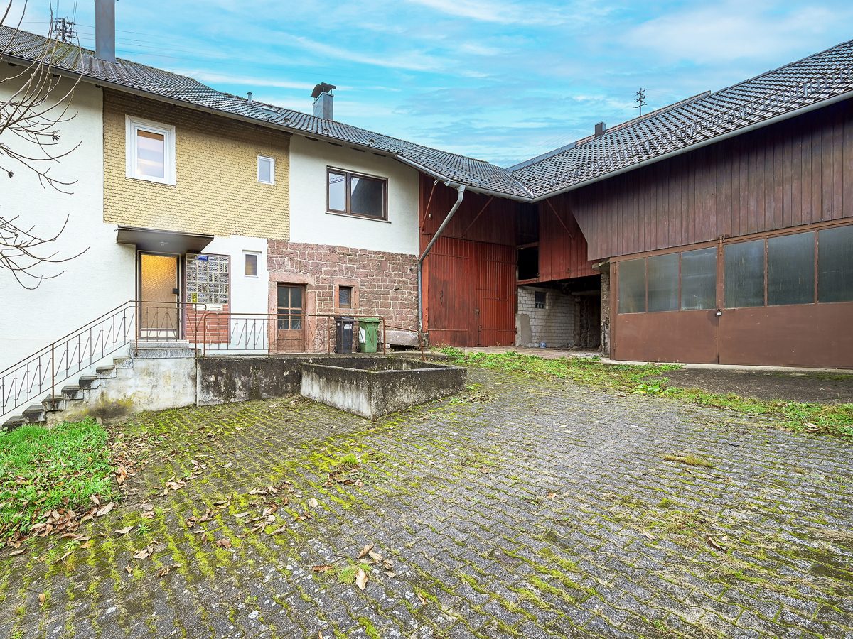 Hof mit Scheune Immobilienangebot - Marxzell / Burbach - Wohnen & Anlage - Sanierungsobjekt mit Potential: Zweifamilienhaus, großes Grundstück und viel Platz für Handwerk