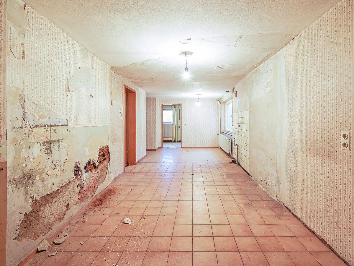 Küche im EG Immobilienangebot - Marxzell / Burbach - Wohnen & Anlage - Sanierungsobjekt mit Potential: Zweifamilienhaus, großes Grundstück und viel Platz für Handwerk