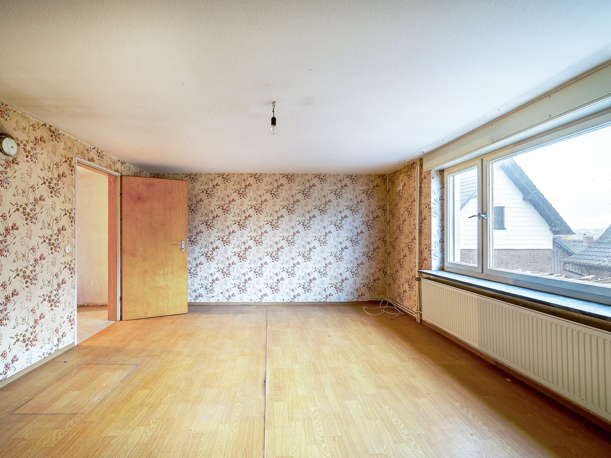 Schlafzimmer im EG Immobilienangebot - Marxzell / Burbach - Wohnen & Anlage - Sanierungsobjekt mit Potential: Zweifamilienhaus, großes Grundstück und viel Platz für Handwerk
