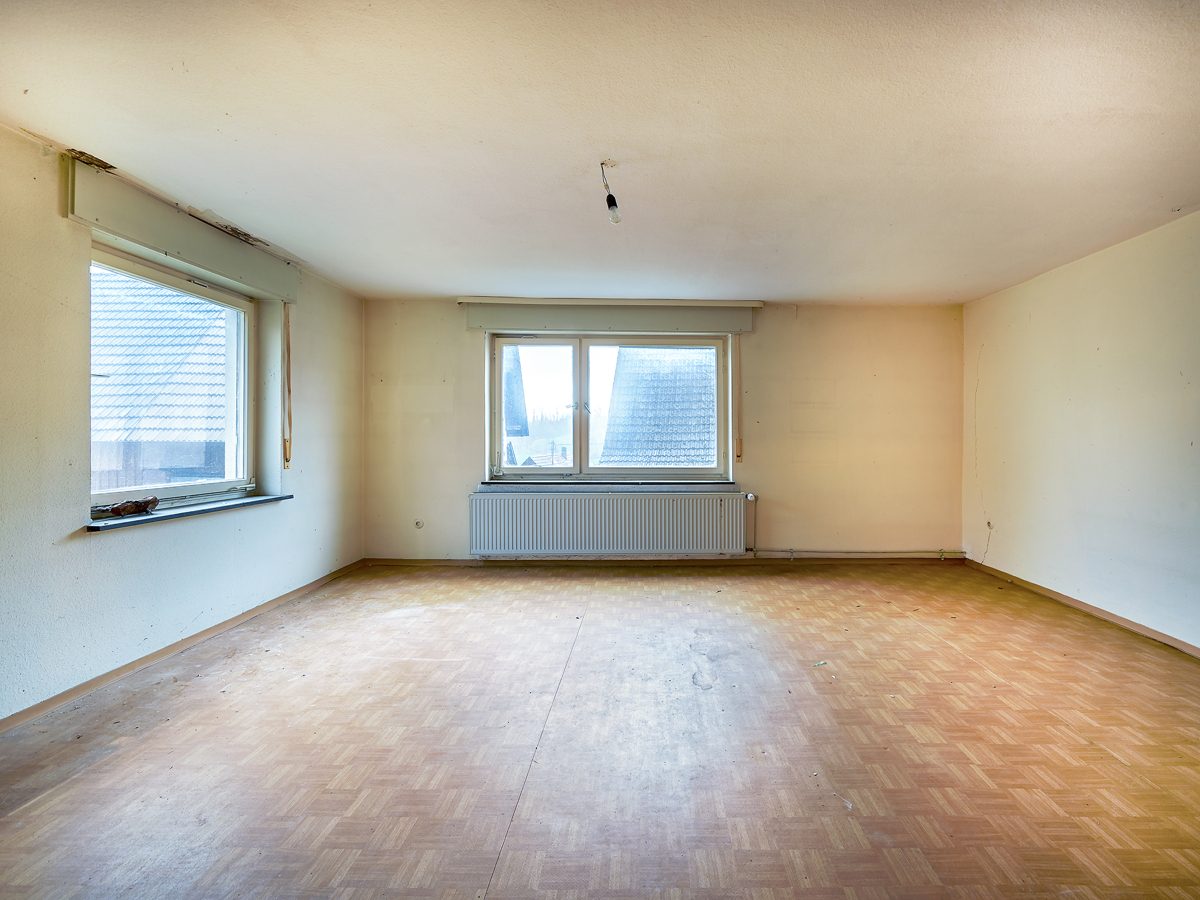Zimmer 1 im EG Immobilienangebot - Marxzell / Burbach - Wohnen & Anlage - Sanierungsobjekt mit Potential: Zweifamilienhaus, großes Grundstück und viel Platz für Handwerk