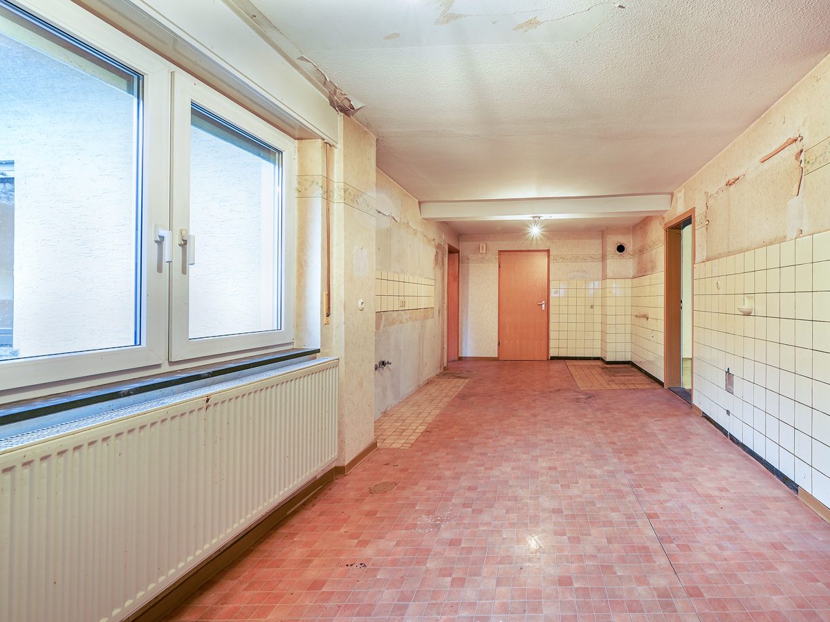 Küche im OG Immobilienangebot - Marxzell / Burbach - Wohnen & Anlage - Sanierungsobjekt mit Potential: Zweifamilienhaus, großes Grundstück und viel Platz für Handwerk