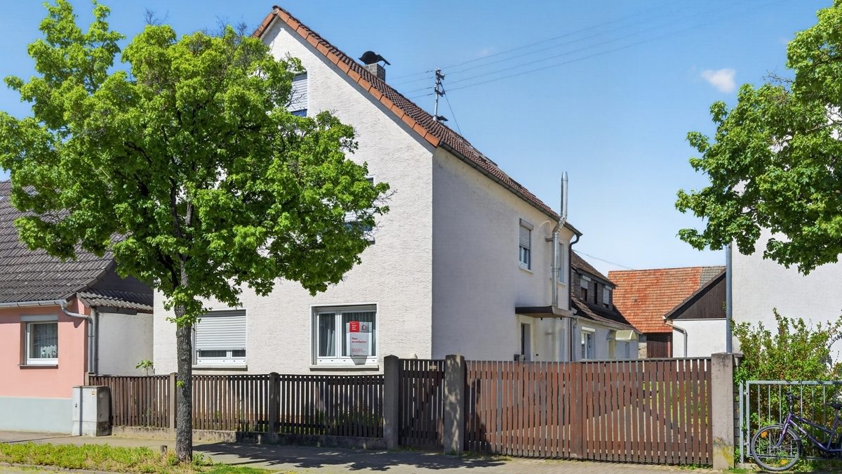 Immobilienangebot - Karlsruhe / Neureut - Wohnen & Anlage - Charmantes älteres Haus im Herzen von Neureut