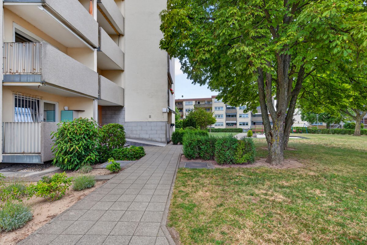 Vorplatz Immobilienangebot - Eggenstein-Leopoldshafen / Leopoldshafen - Wohnungen - Flexibel wohnen mit Potenzial: 3,5- oder 4-Zimmer-Eigentumswohnung, entscheiden Sie selbst!