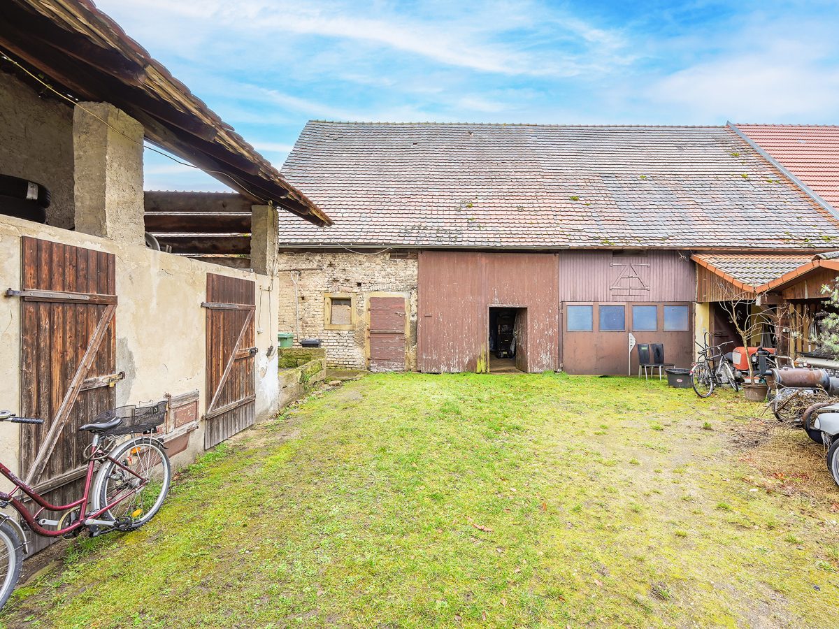 Immobilienangebot - Graben-Neudorf / Graben - Wohnen & Anlage - Provisionsfrei: Rohdiamant mit großem Grundstück, Scheune & sicherer Miete durch Gemeinde