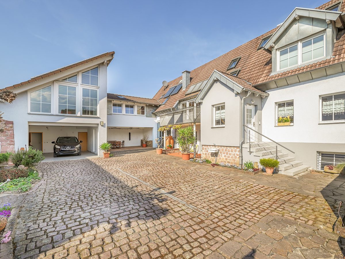 Immobilienangebot - Malsch - Wohnen & Anlage - Platz für Ihr Unternehmen und Ihre Familie – Vielseitiges Anwesen mit Werkstatt und Garage