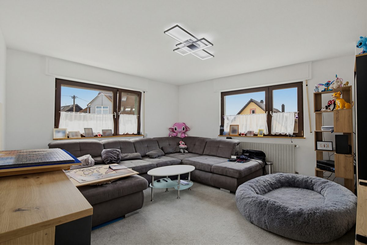 Wohnzimmer im OG Immobilienangebot - Karlsbad / Mutschelbach - Wohnen & Anlage - Attraktive Kapitalanlage: Großzügiges Haus mit weitläufigem Grundstück und Scheune