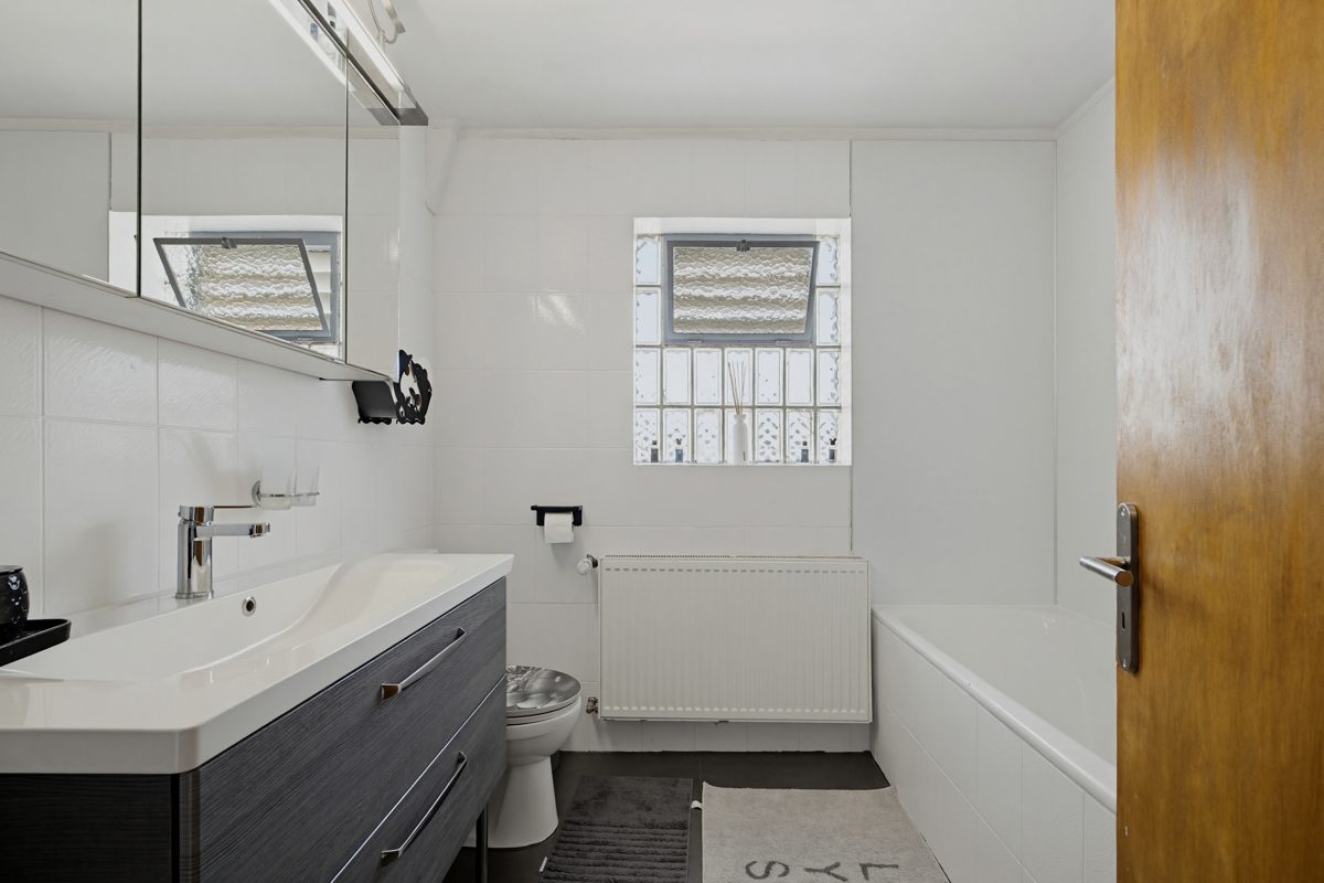 Badezimmer Immobilienangebot - Karlsbad / Mutschelbach - Wohnen & Anlage - Attraktive Kapitalanlage: Großzügiges Haus mit weitläufigem Grundstück und Scheune