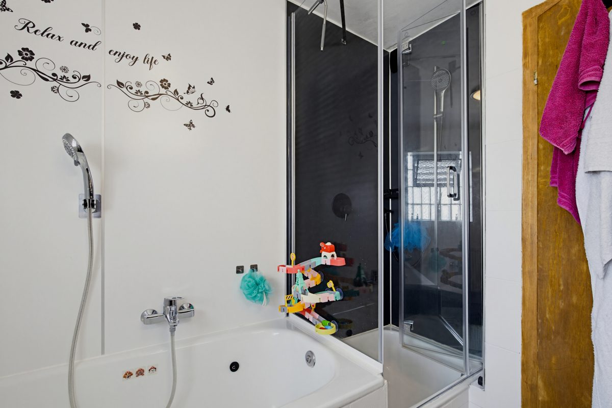 Badezimmer 2 Immobilienangebot - Karlsbad / Mutschelbach - Wohnen & Anlage - Attraktive Kapitalanlage: Großzügiges Haus mit weitläufigem Grundstück und Scheune