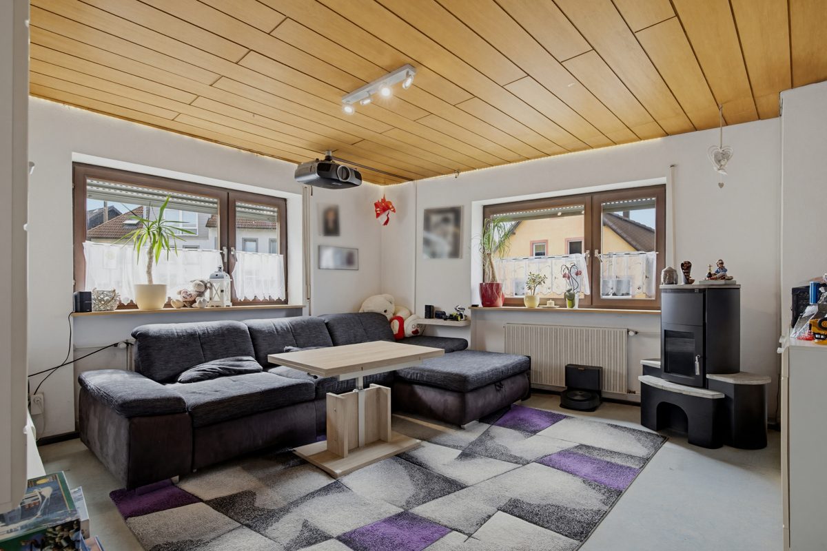 Wohnzimmer im EG Immobilienangebot - Karlsbad / Mutschelbach - Wohnen & Anlage - Attraktive Kapitalanlage: Großzügiges Haus mit weitläufigem Grundstück und Scheune