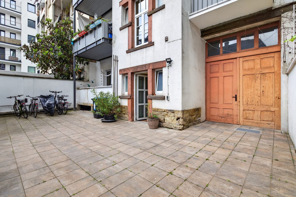 Immobilienangebot - Karlsruhe / Mühlburg - Wohnungen - Denkmalgeschützter Altbau mit Charakter – Zwei Wohnungen zum Preis einer großzügigen Altbaufläche