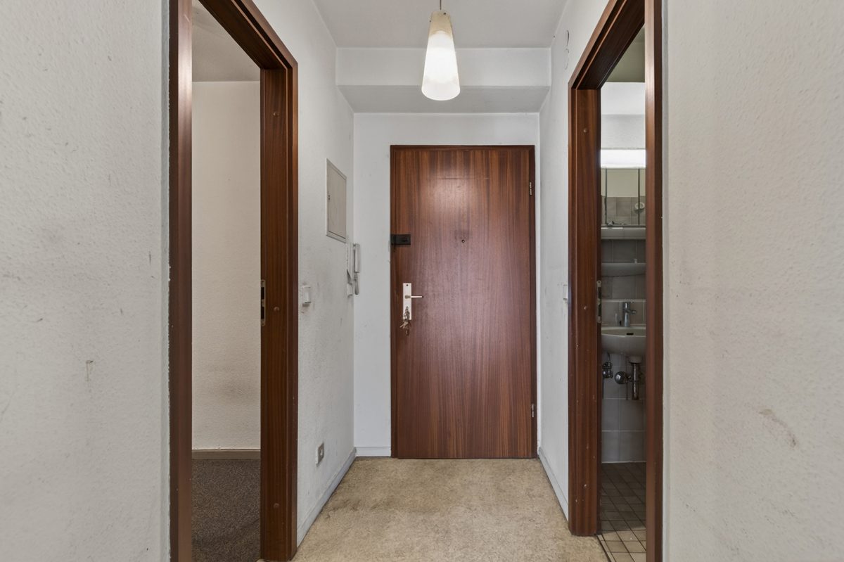 Diele Ausgang Immobilienangebot - Karlsruhe / Südweststadt - Wohnungen - Gut nutzbare Stadtwohnung mit Büro, Tiefgaragenstellplatz und Potenzial