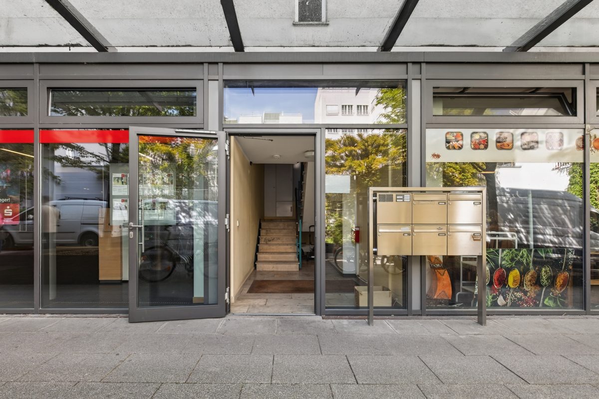 Haupteingang Immobilienangebot - Karlsruhe / Südweststadt - Wohnungen - Gut nutzbare Stadtwohnung mit Büro, Tiefgaragenstellplatz und Potenzial