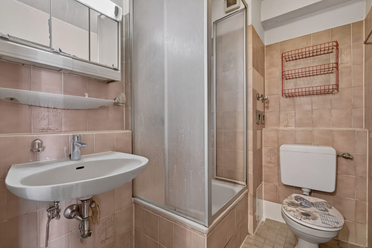 Badezimmer Immobilienangebot - Karlsruhe / Südweststadt - Wohnungen - Gut nutzbare Stadtwohnung mit Büro, Tiefgaragenstellplatz und Potenzial