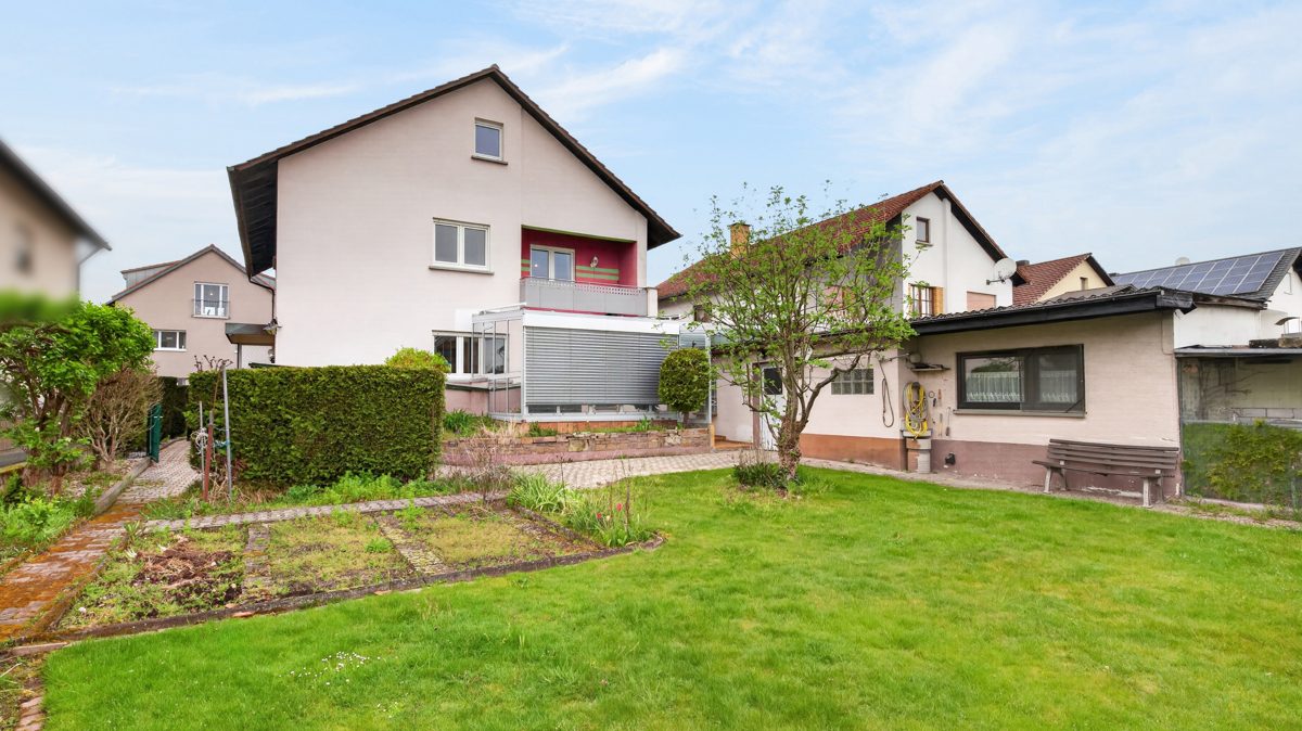 Immobilienangebot - Waghäusel / Kirrlach - Wohnen & Anlage - Ein Haus voller Möglichkeiten: Zweifamilienhaus mit Garten, Wintergarten & Ausbaupotenzial
