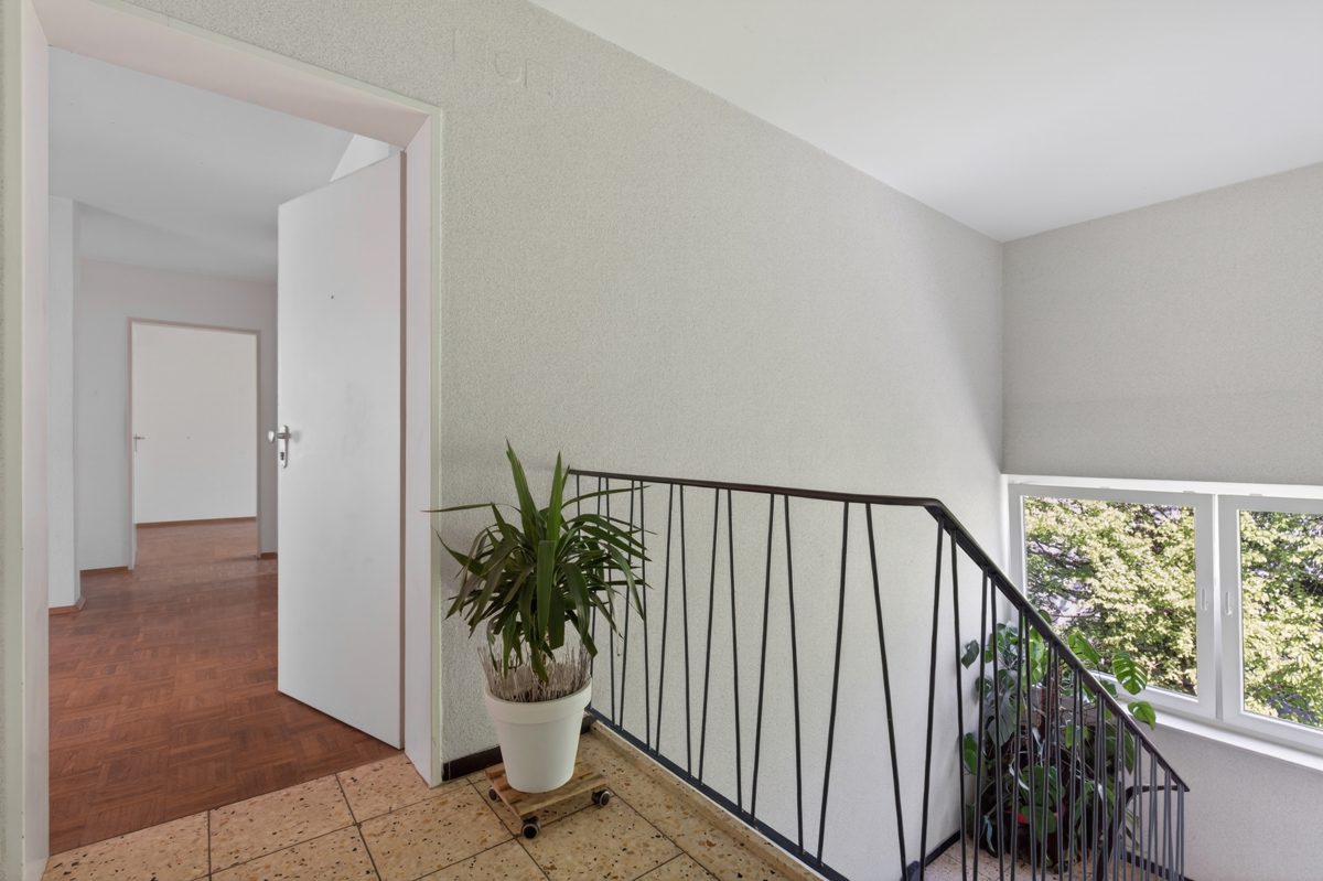 Treppenhaus Immobilienangebot - Karlsruhe / Bergwald - Wohnungen - Wohnqualität im Grünen: Helle Eigentumswohnung mit Balkon und Garage!