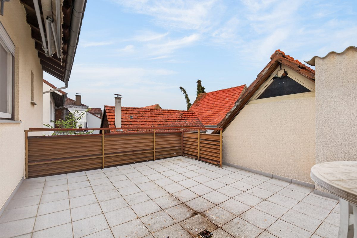 Balkon Immobilienangebot - Linkenheim-Hochstetten / Hochstetten - Wohnen & Anlage - Projektimmobilie mit Zukunft: Entkerntes Einfamilienhaus mit großem Grundstück und Bauvoranfrage!