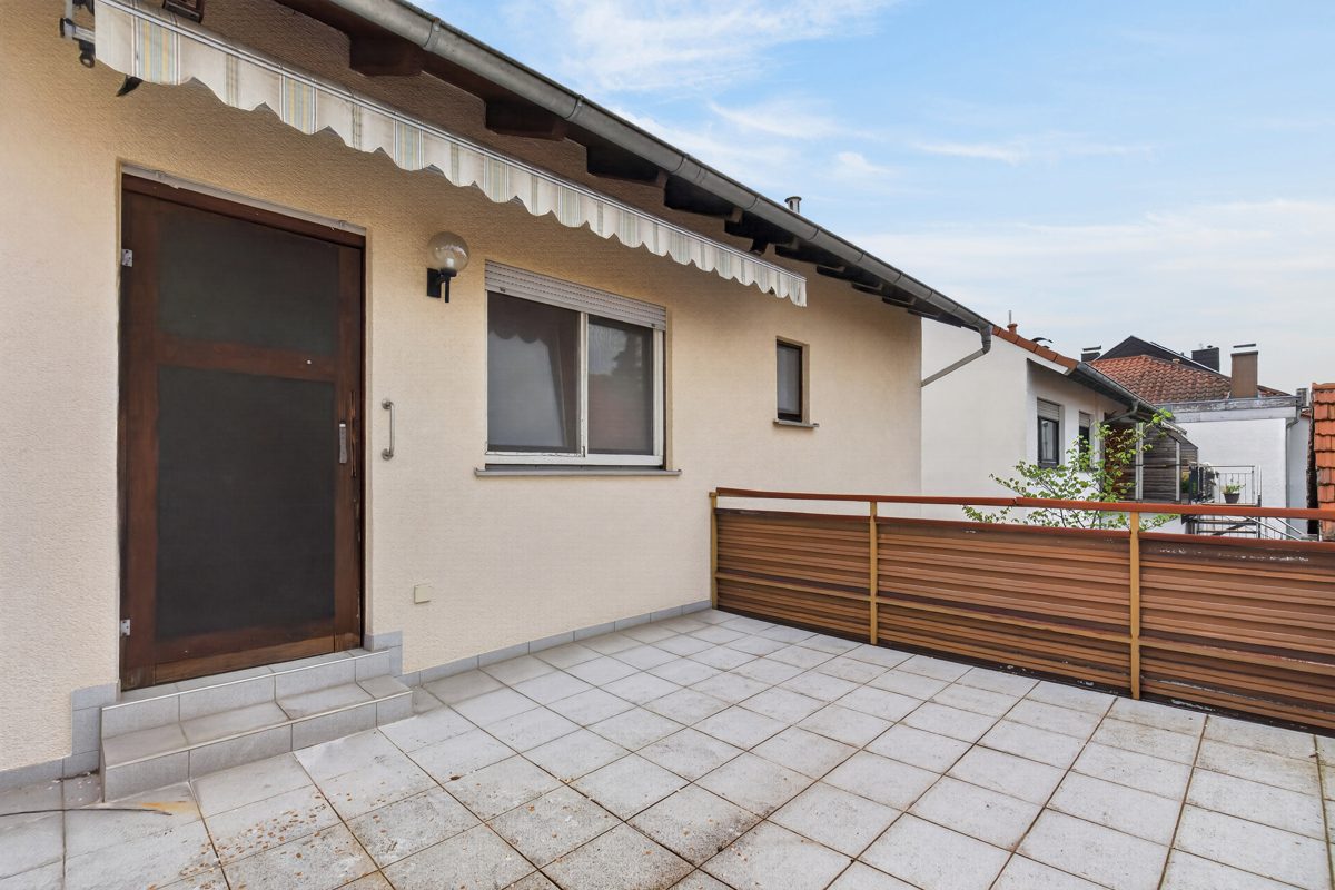 Balkon Immobilienangebot - Linkenheim-Hochstetten / Hochstetten - Wohnen & Anlage - Projektimmobilie mit Zukunft: Entkerntes Einfamilienhaus mit großem Grundstück und Bauvoranfrage!