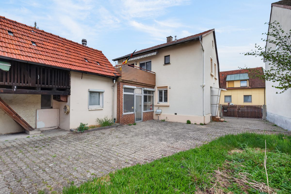 Hofansicht Immobilienangebot - Linkenheim-Hochstetten / Hochstetten - Wohnen & Anlage - Projektimmobilie mit Zukunft: Entkerntes Einfamilienhaus mit großem Grundstück und Bauvoranfrage!