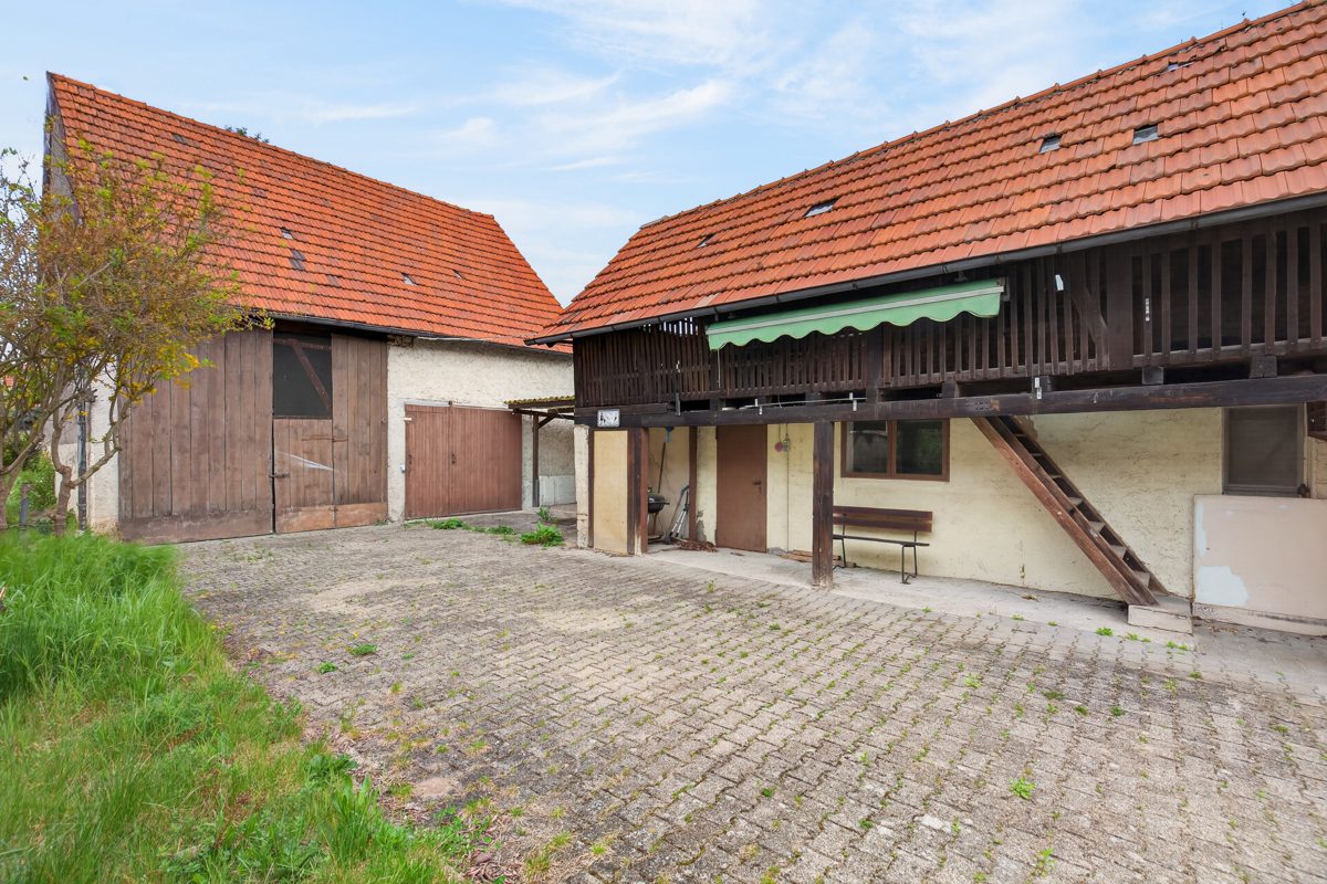 Hofansicht 2 Immobilienangebot - Linkenheim-Hochstetten / Hochstetten - Wohnen & Anlage - Projektimmobilie mit Zukunft: Entkerntes Einfamilienhaus mit großem Grundstück und Bauvoranfrage!