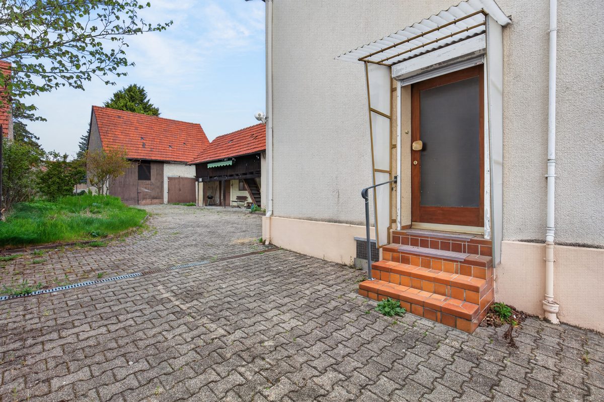 Einfahrt Immobilienangebot - Linkenheim-Hochstetten / Hochstetten - Wohnen & Anlage - Projektimmobilie mit Zukunft: Entkerntes Einfamilienhaus mit großem Grundstück und Bauvoranfrage!