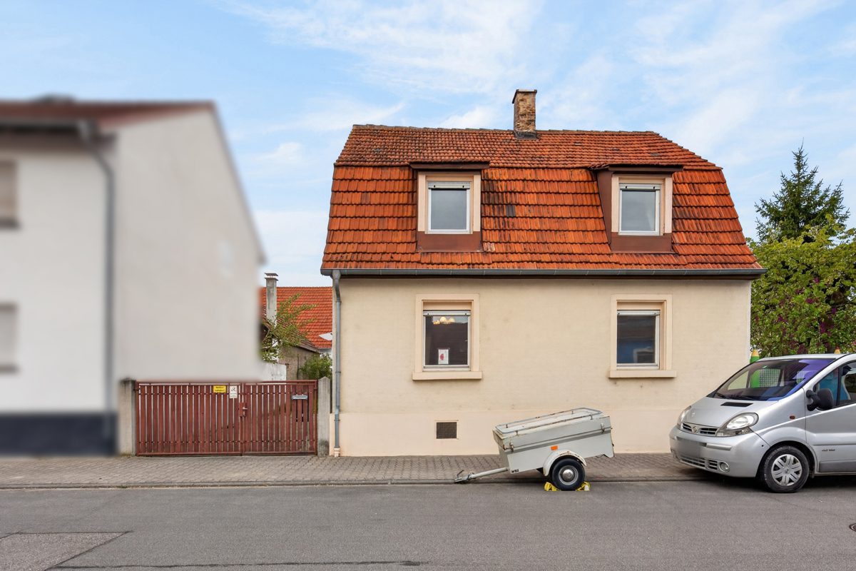 Außenansicht 2 Immobilienangebot - Linkenheim-Hochstetten / Hochstetten - Wohnen & Anlage - Projektimmobilie mit Zukunft: Entkerntes Einfamilienhaus mit großem Grundstück und Bauvoranfrage!