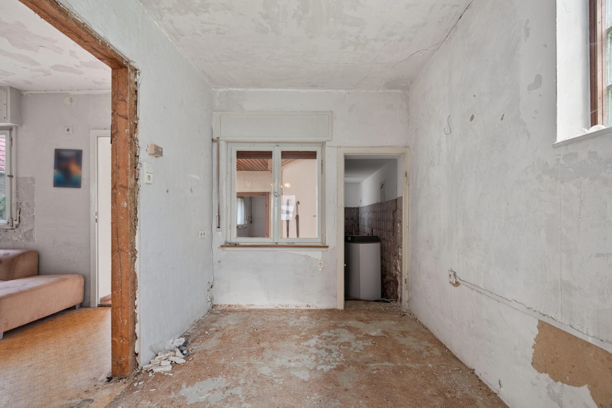Abstellraum Immobilienangebot - Linkenheim-Hochstetten / Hochstetten - Wohnen & Anlage - Projektimmobilie mit Zukunft: Entkerntes Einfamilienhaus mit großem Grundstück und Bauvoranfrage!