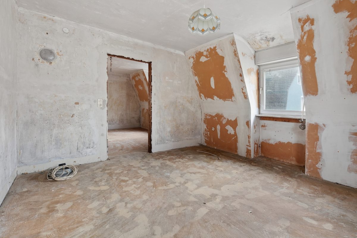 Zimmer Immobilienangebot - Linkenheim-Hochstetten / Hochstetten - Wohnen & Anlage - Projektimmobilie mit Zukunft: Entkerntes Einfamilienhaus mit großem Grundstück und Bauvoranfrage!
