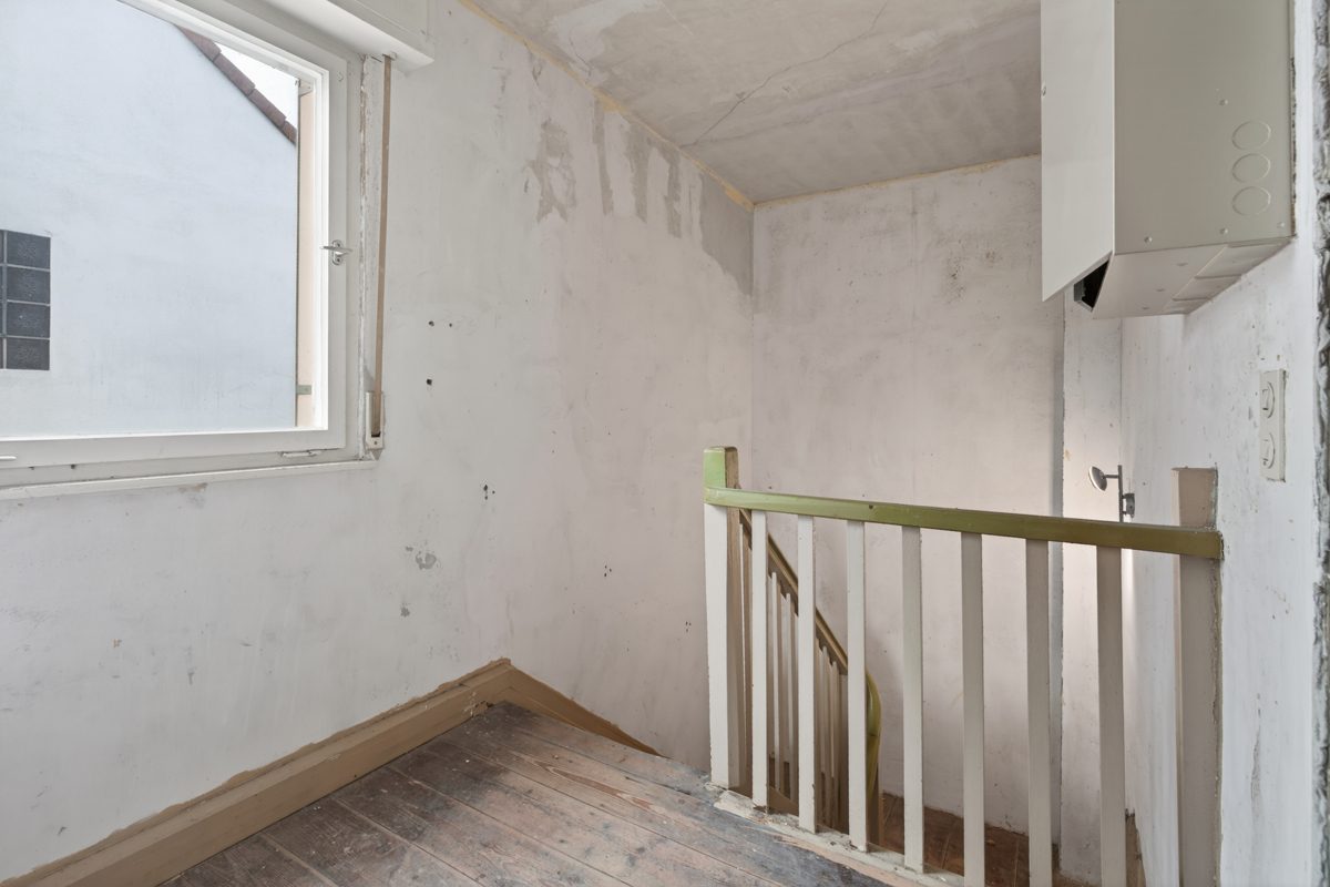 Treppenhaus Immobilienangebot - Linkenheim-Hochstetten / Hochstetten - Wohnen & Anlage - Projektimmobilie mit Zukunft: Entkerntes Einfamilienhaus mit großem Grundstück und Bauvoranfrage!